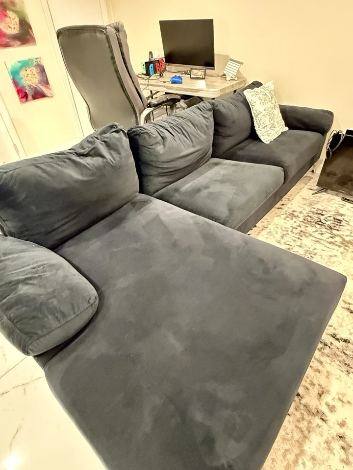 Sofá seccional moderno de veludo preto com pernas douradas – Luxuoso e confortável - Imagem 2 de 3