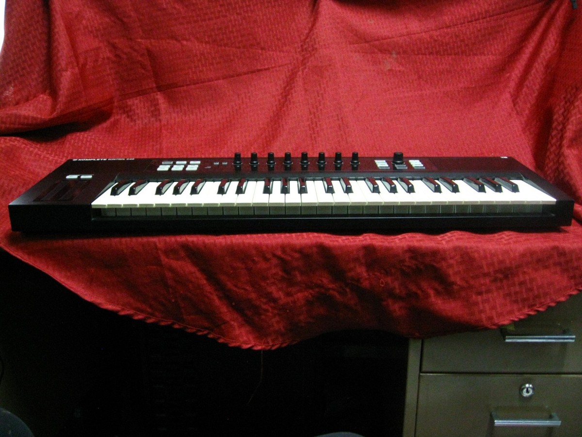 Native Instruments Komplete Kontrol S49 MK1 MIDI Keyboard