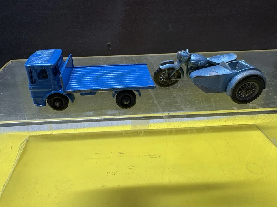 RARE HTF Lesney No. 4 Triumph T110 Motorcycle Made in England+Site Hut Truck-L66 - Image 3 of 4