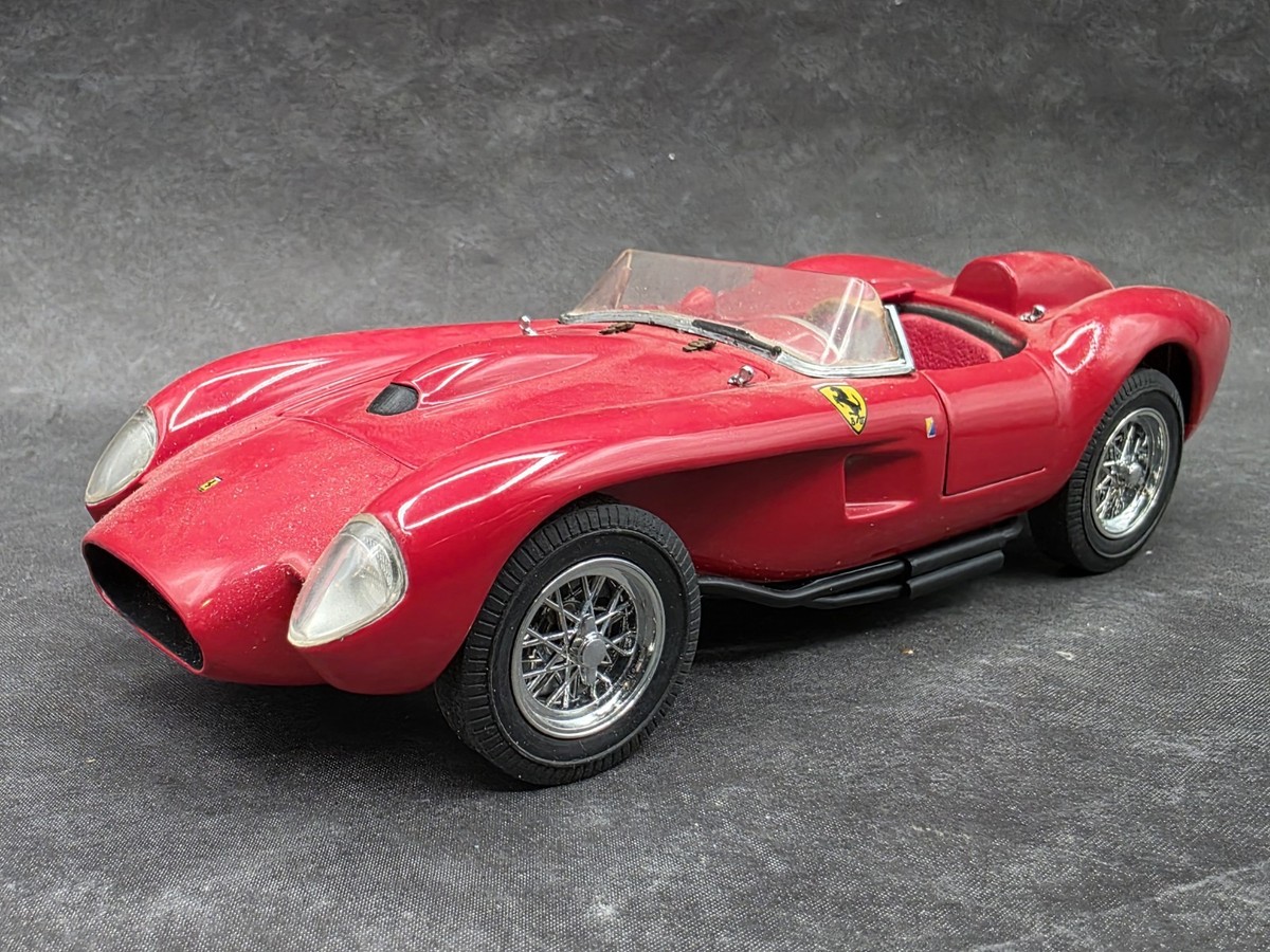 Danbury Mint 1958 Ferrari 250 Testa Rossa Red 1:24 Scale Diecast