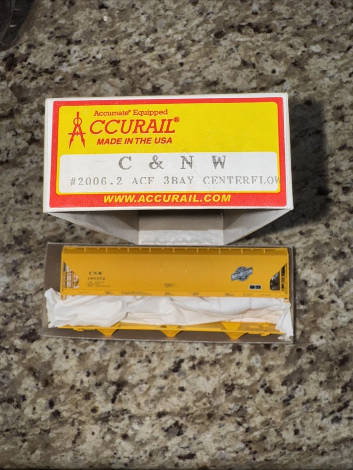 Accurail HO 2006.2 50' ACF 3Bay Centerflow C&NW (kit) RD# 180372 - Image 2 of 2