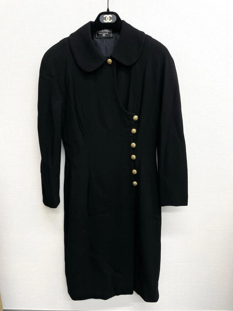 Cappotto modello popolare Chanel intrecciato con bottoni cocco