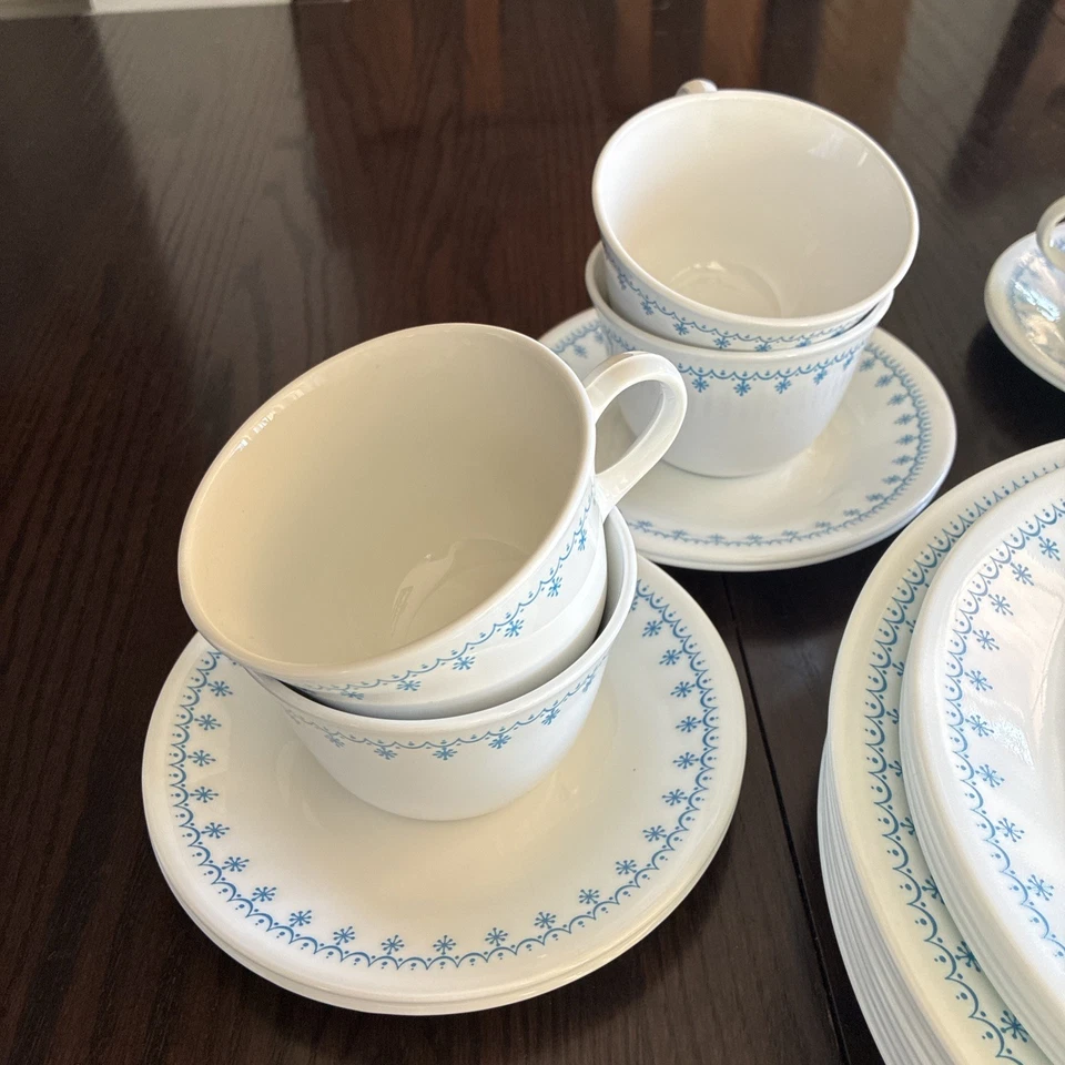 Juego 28 piezas Corelle Corning Guirnalda Azul Copo de Nieve Platos de Cena Tazas Platillos Foto 4 de 4