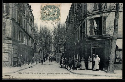 Old postcard Charenton, Rue de Lyonne, Quai de Bercy, lively street scene with passes 