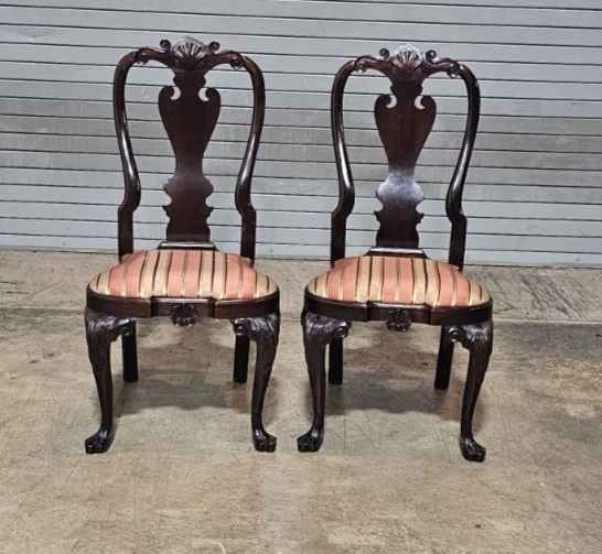 Par de sillas laterales Stickley Williamsburg con revestimientos de caoba CW 204 tela de seda Foto 2 de 4