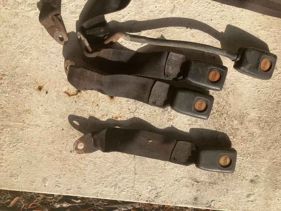 Piezas de cinturón de seguridad Jaguar XJ6 XJ12 $25 cada pieza Foto 2 de 4