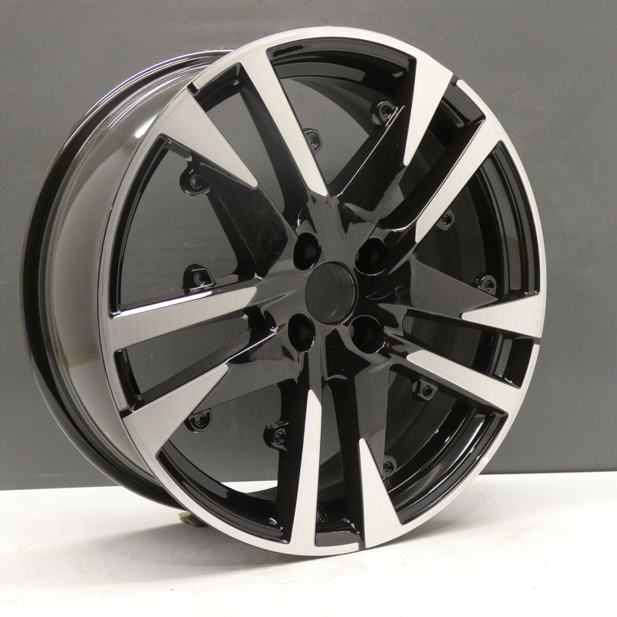 Peugeot 2008 R18 Alloy Wheel With Tire 2020 SUV 4/5dr Peugeot 2008 R18 Alloy Wheel With Tire 2020 SUV 4/5dr