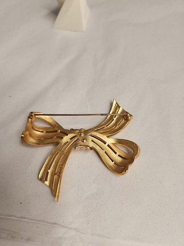 Vintage Crown Trifari Gold Tone Ribbed Ribbed Box Brooch - Picture 6 of 16