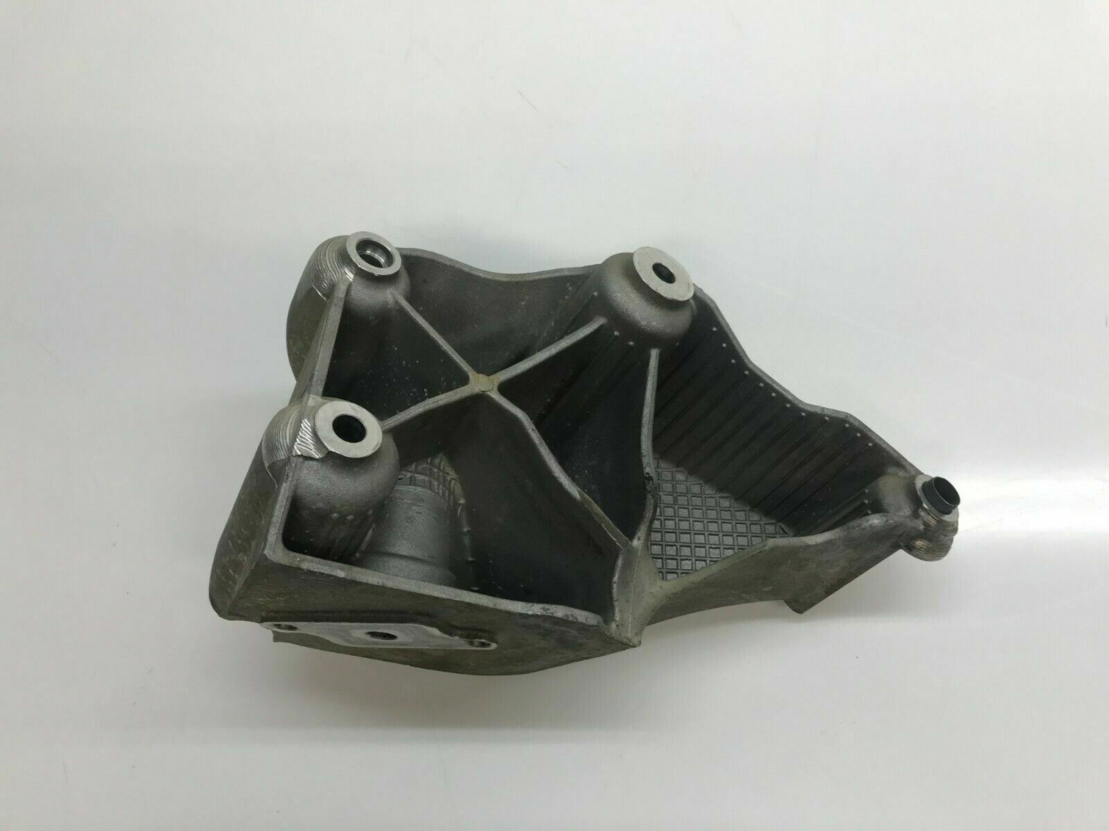 LAMBORGHINI AVENTADOR RIGHT SIDE ENGINE MOUNT SUPPORT BRACKET OEM 470199308A