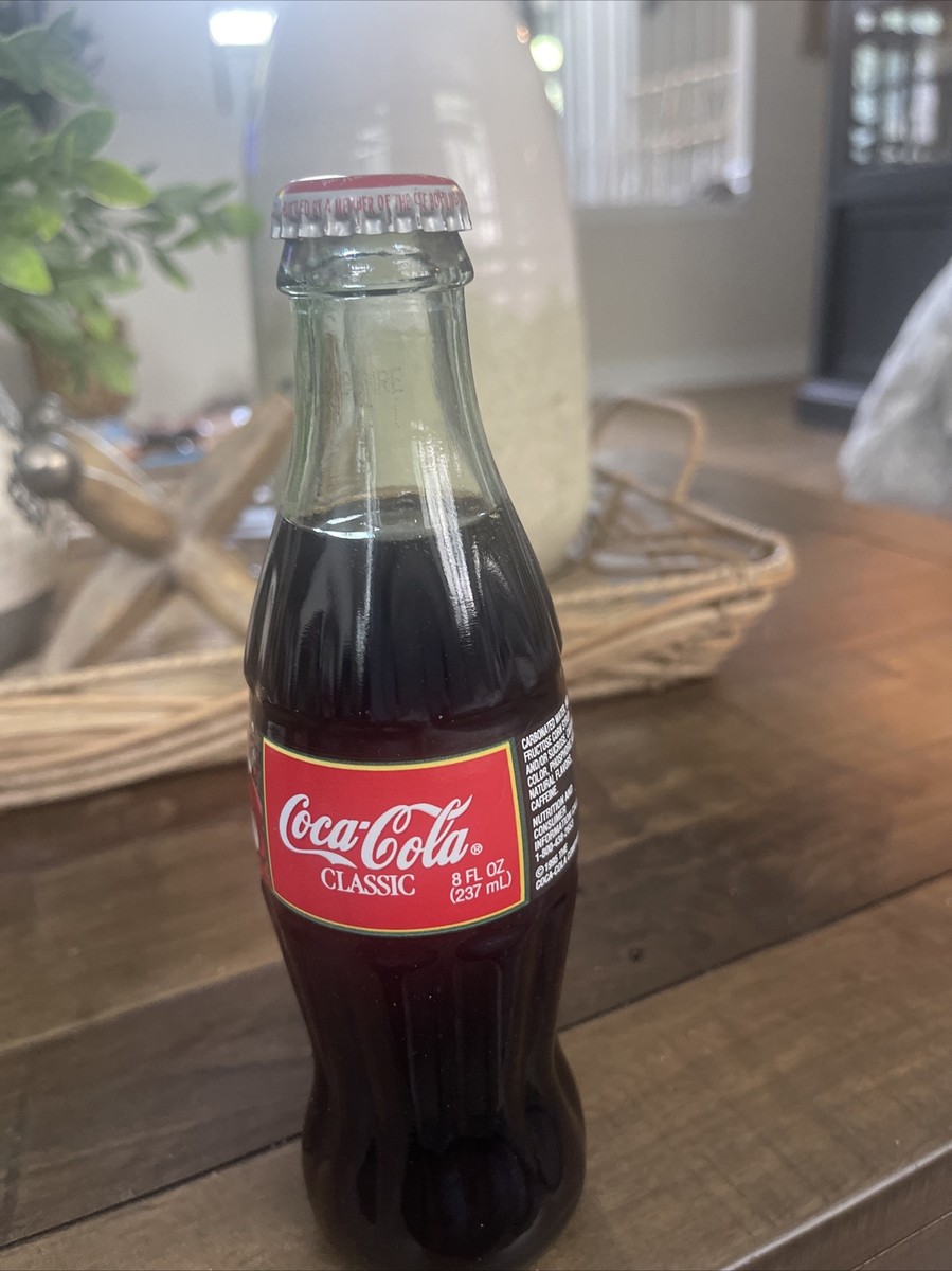 FULL Vintage Coca Cola Coke Christmas 1995 Santa Claus 8 Oz Soda