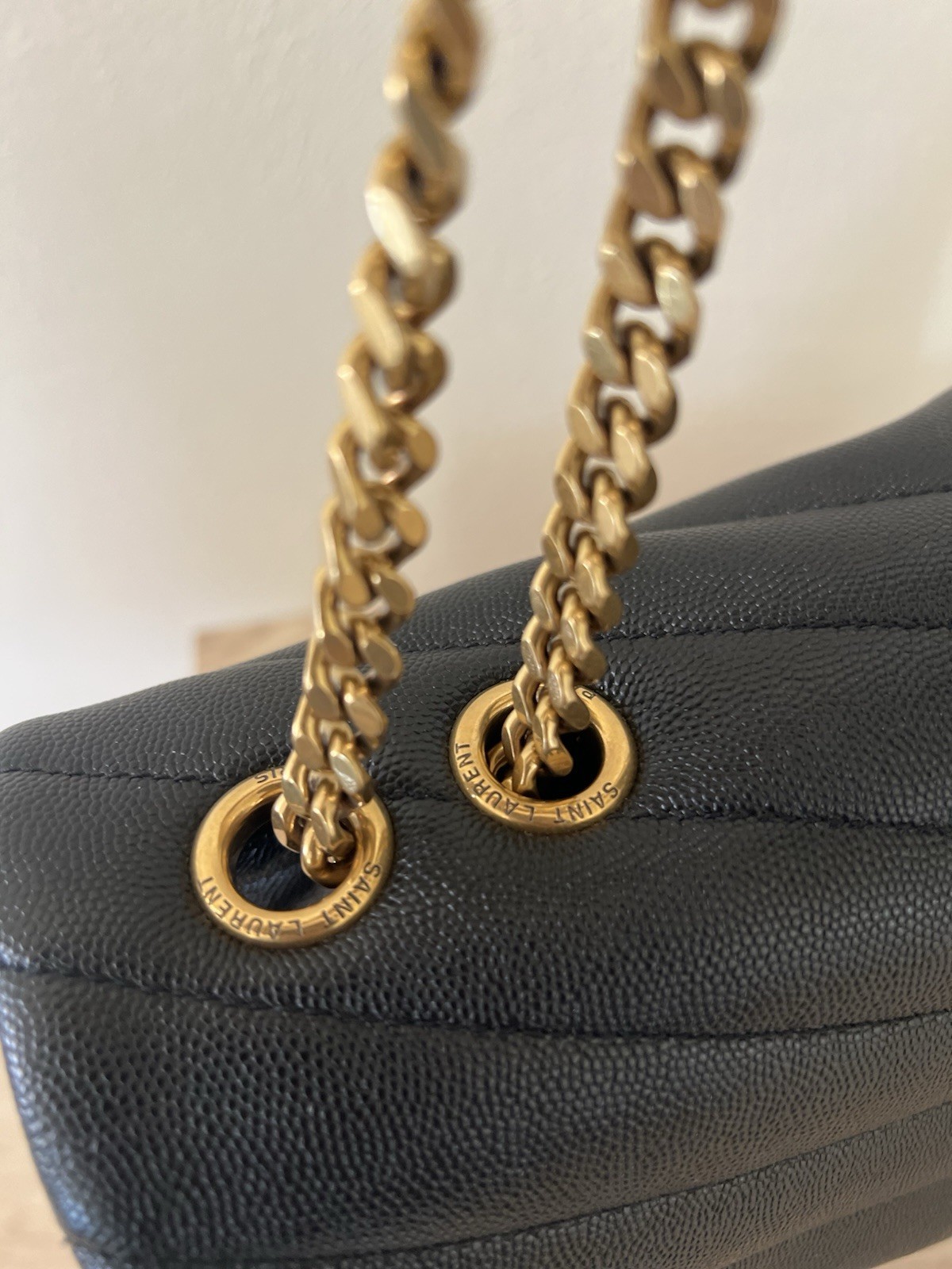 Catena vintage Saint Laurent LouLou Medium in pelle di vitello nera e ottone