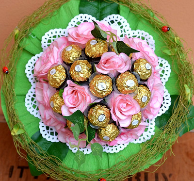 Pralinenstrauß zum Geburtstag Schokoladenstrauß Seidenrosen Jubiläum Muttertag