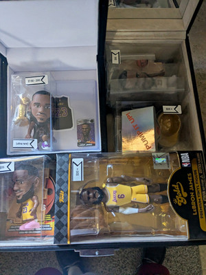 Funko Gold LeBron James Los Angeles Lakers NBA Vinyl Basketball Action Figure