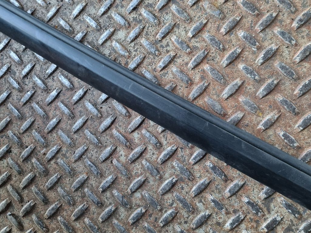 Opel Grandland X 2019 Left front door glass trim 9814857680  