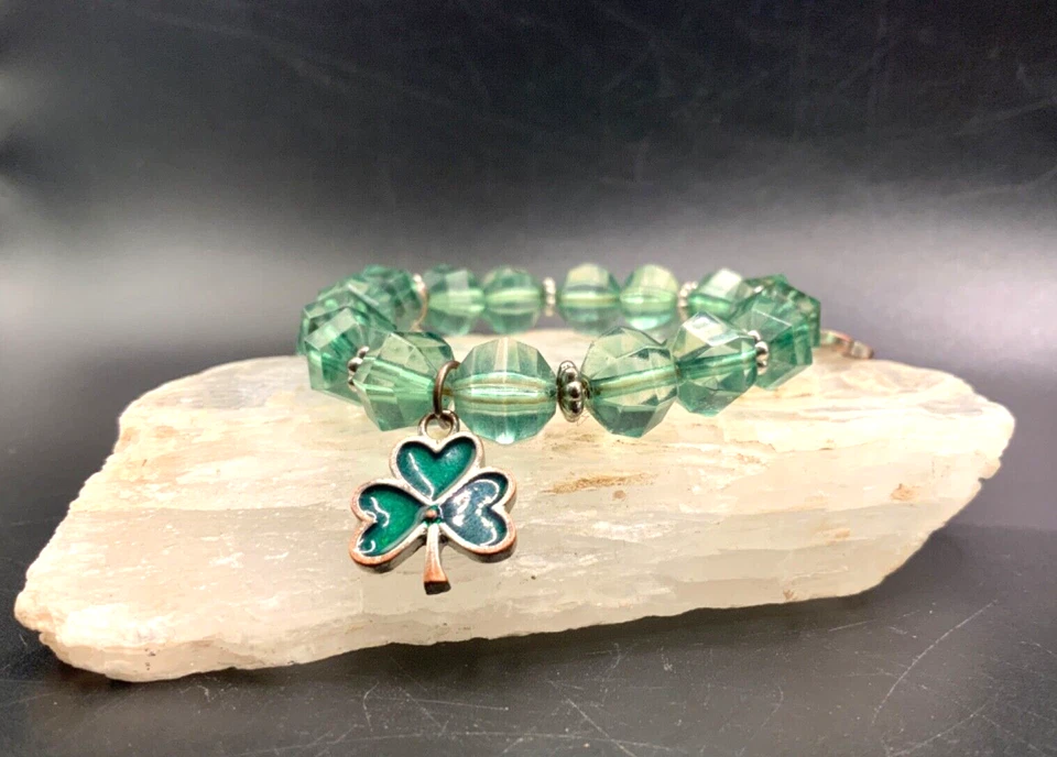 多面绿色丙烯酸水晶弹力三叶草小饰品手链圣帕特里克爱尔兰 — 第 2/4 张图片