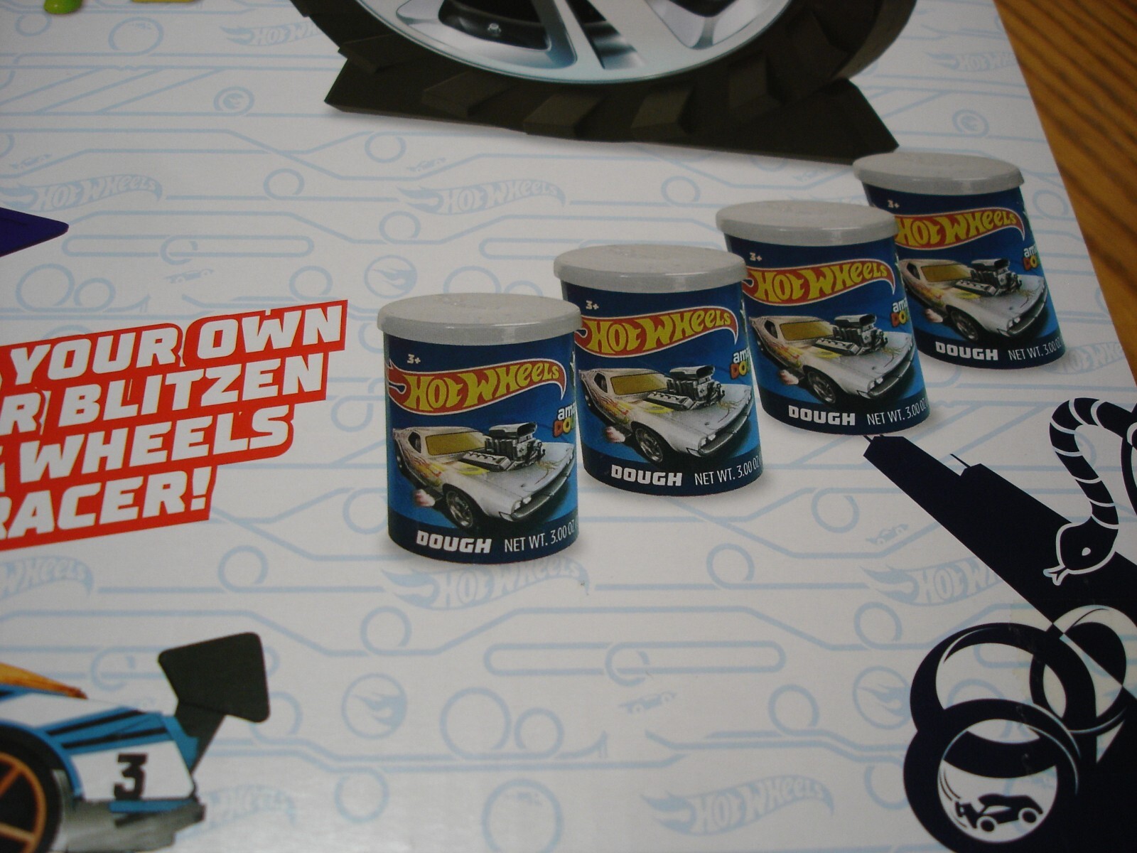 Hot Wheels Mold & Move Play Set King's Dough Carry Case Super Blitzen & (4) tubs