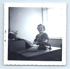 Vecchia foto quadrata vintage SOLO DONNA SEGRETARIA ALLA SCRIVANIA UFFICIO TELEFONO 1964