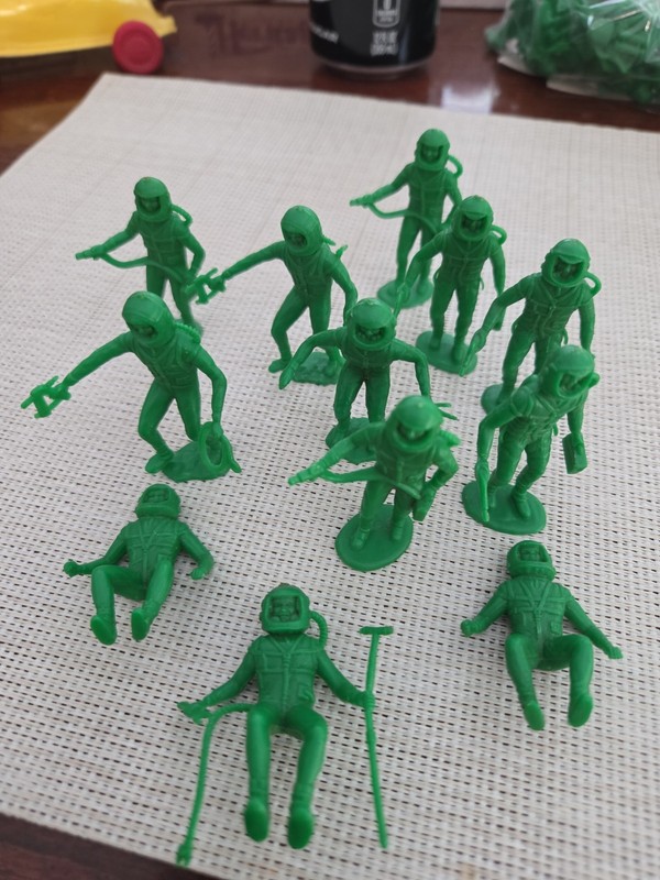 12 Vintage 1960s MPC 2” Plastic Green Astronaut Spaceman Toy Set Figures
