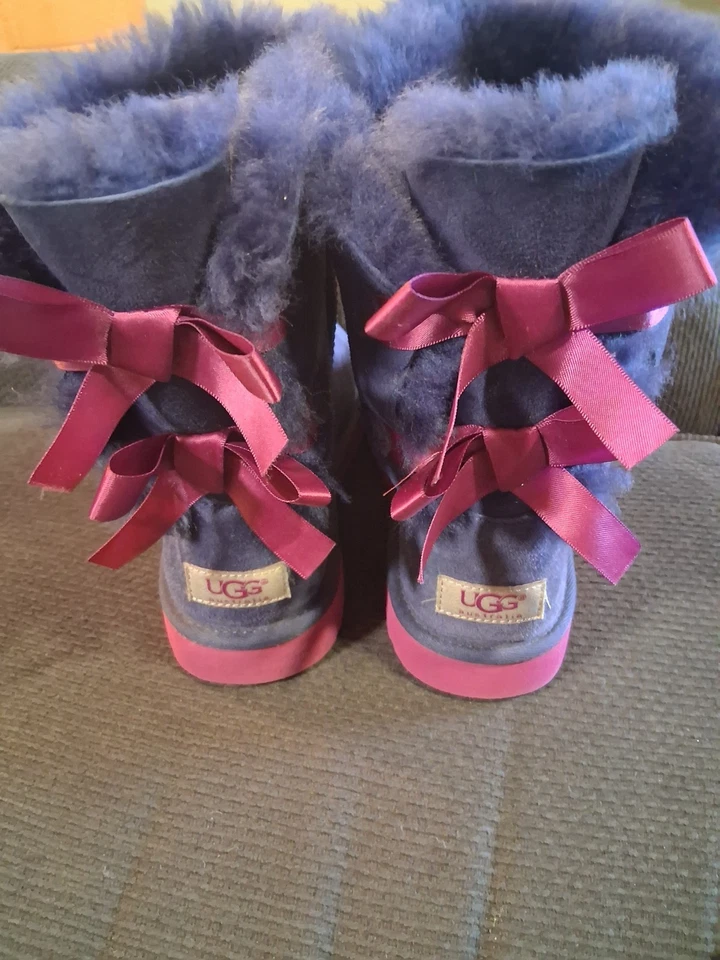 Botas de piel de gamuza UGGs Bailey Bow II cinta de terciopelo anochecer para mujer 6 Foto 4 de 4