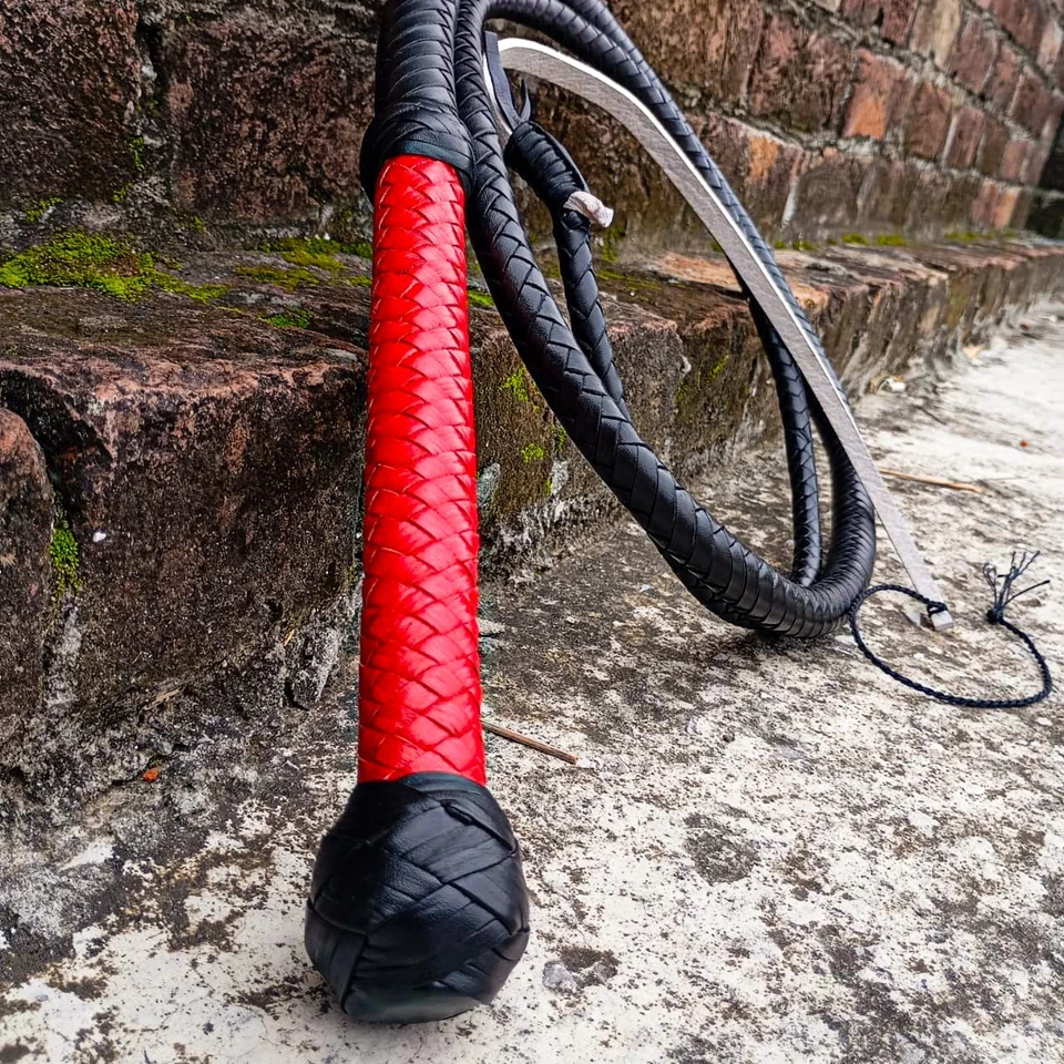 3ft to 14ft Black Red Young Indy Bullwhip in Kangaroo/ Cowhide/ Goat Leather. - Image 4 of 4