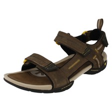 mens sandals with magnetic fastening