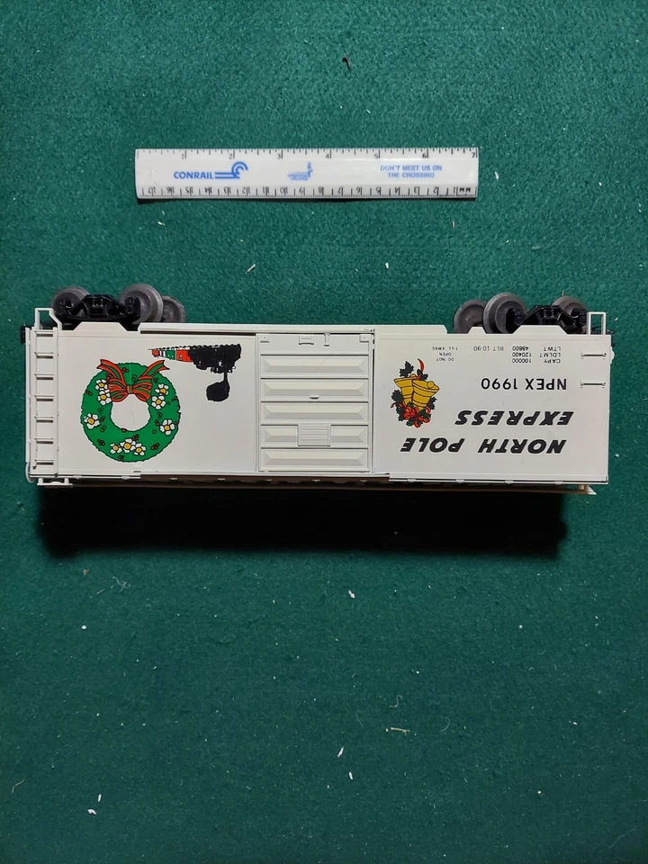 WEAVER #1990 NORTH POLE EXPRESS 3 RAIL 40' BOX CAR - Image 3 of 4