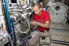 ASTRONAUT SWAPPING COMPUTER COMPONENTS IN ISS KIBO LAB 2026 4X6 POSTCARD PHOTO