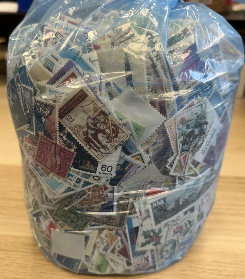 World 1kg Kiloware Bag Of Stamps Off Paper, Mixed Era- Used - Image 4 of 4