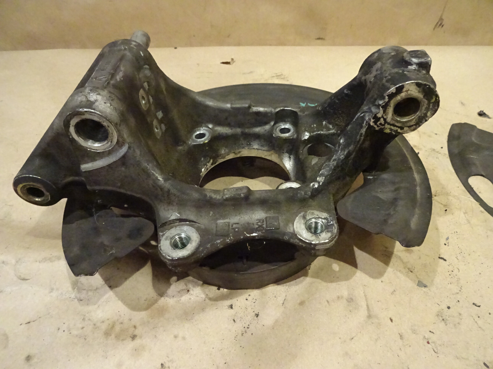 Maserati 4200 - RH Rear Hub Holder - Knuckel -With Shield & Shoes  P/N 189334