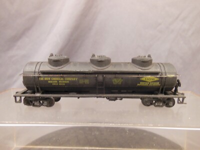 HO SCALE DOW CHEMICAL CO 3-DOME TANK CAR
