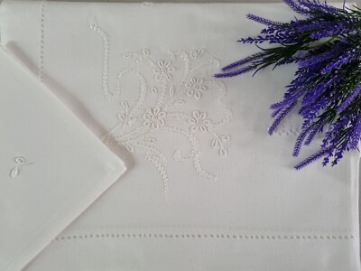 Tischdecke Leinenmischung mit Handstickerei Dampfstich 12-Sitzer
