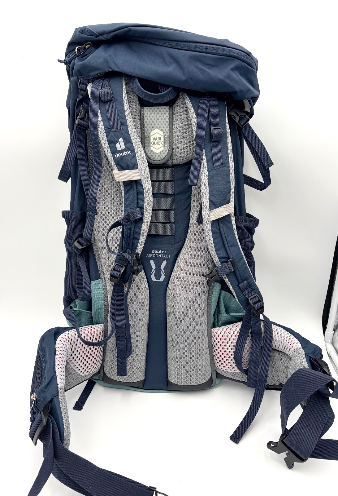 [NEW with tags] Deuter Women's Act Lite 45+10 SL Lightweight Backpack (Ink-jade)