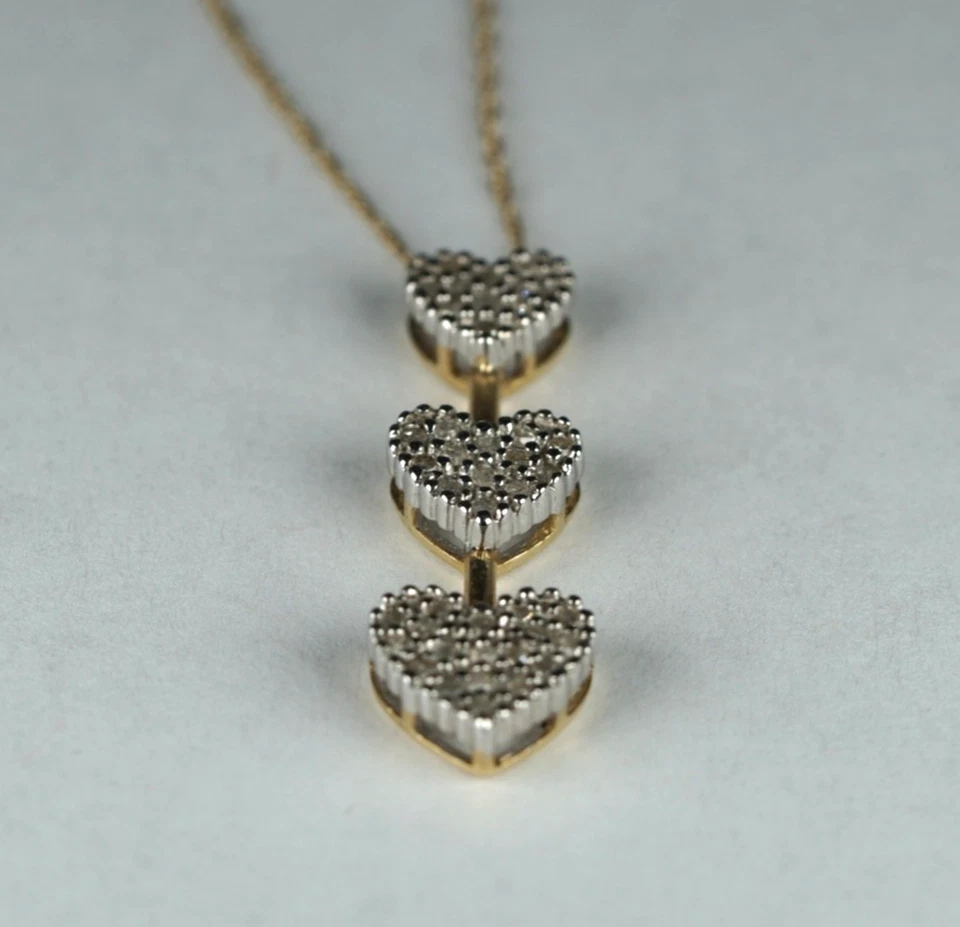 Colgante en forma de corazón de oro amarillo de 10k y diamantes naturales de 1/2 quilate con cadena de 18" Foto 4 de 4