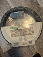 (3) GARTEN PLUS GRÜNE VERBUNDEINFASSUNG MIT PFÄHLEN