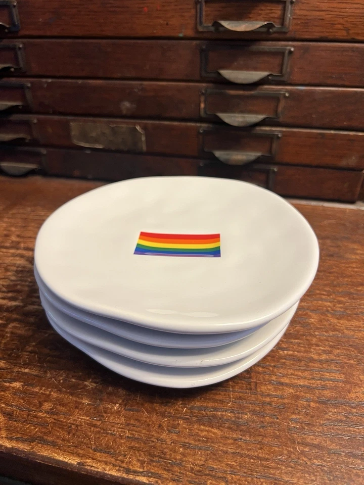 Lote de 4: Platos de ensalada Williams Sonoma Pride LGBTQ+ 6” bandera arco iris textura gay Foto 3 de 4