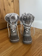 London Fog Snow Boots Girls Size 1. Grey Fur