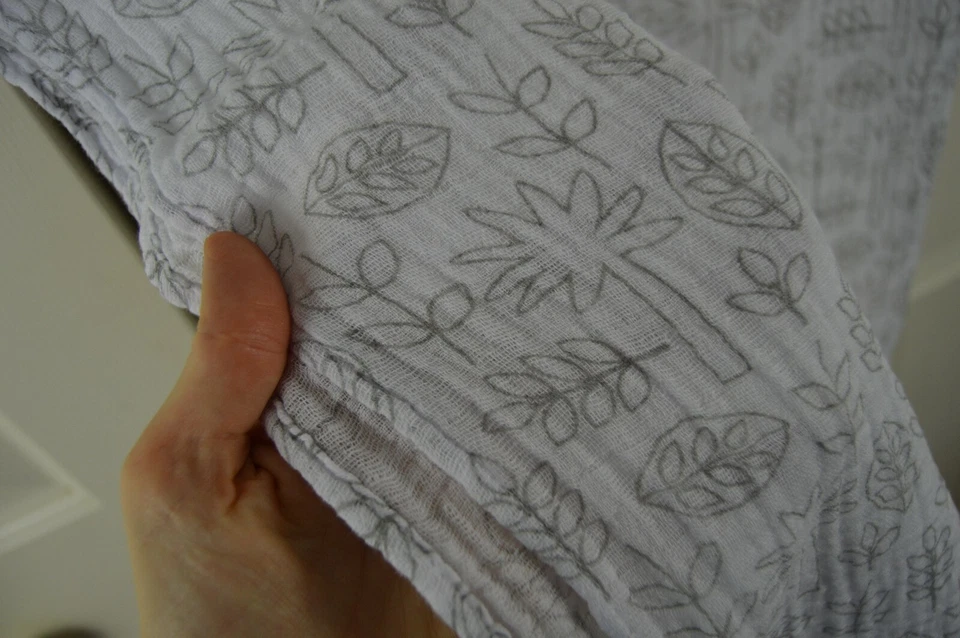 Manta Bananafish hoja de palmera bebé gris blanco hojas de muselina Foto 4 de 4