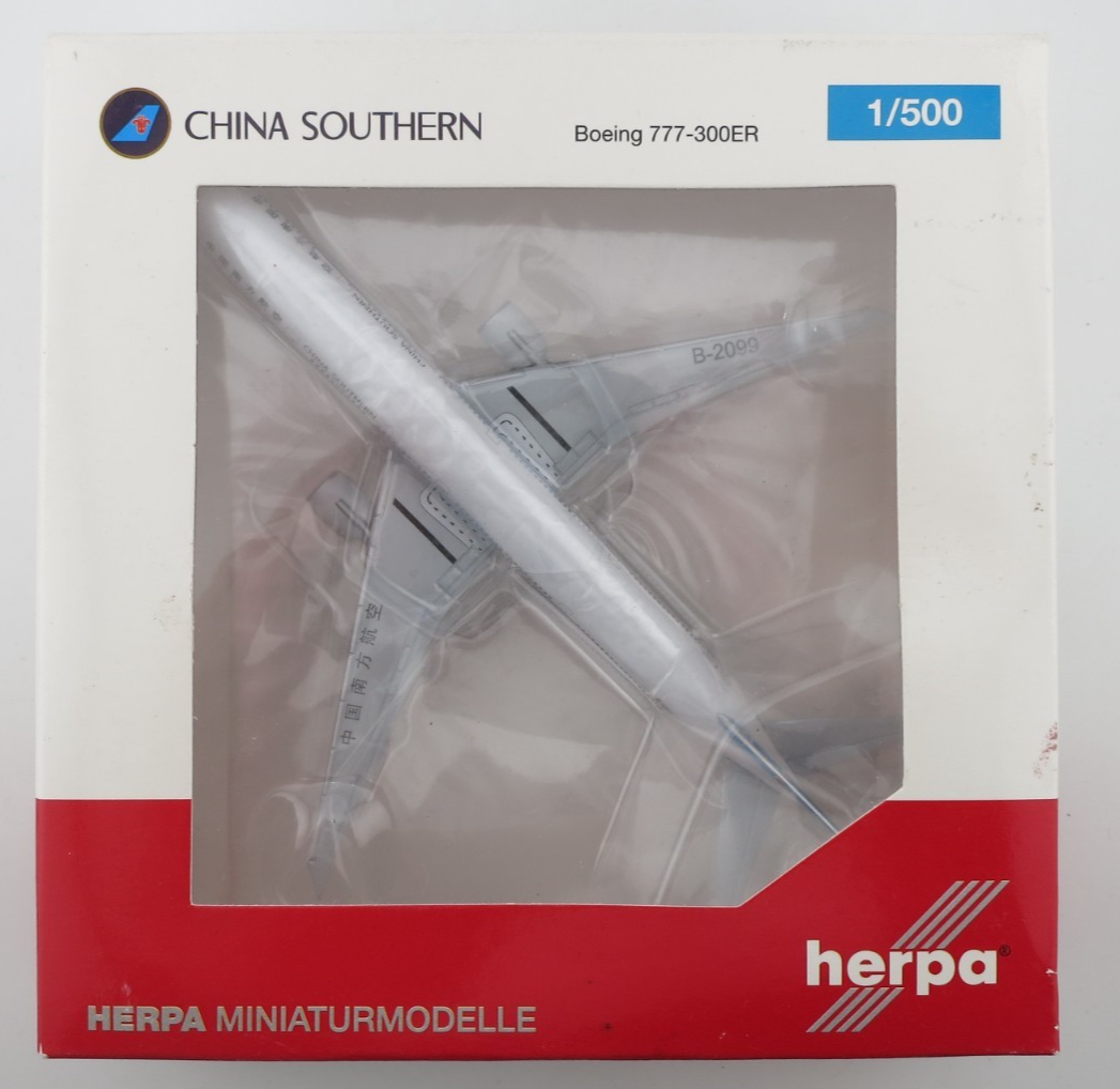 Herpa China Southern Airlines Boeing 777-300ER Model - 1:500