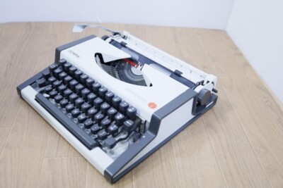 【値下中】オリンピア英文タイプライター Traveller de Luxe Vintage Olympia English Typewriter Traveler de Luxe – West