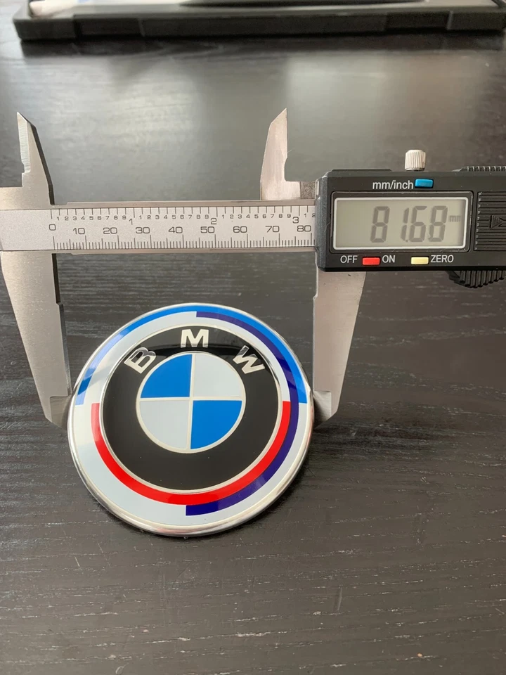 Capó delantero 82 mm para emblema insignia BMW 51148132375 blanco aniversario + ojales Foto 4 de 4