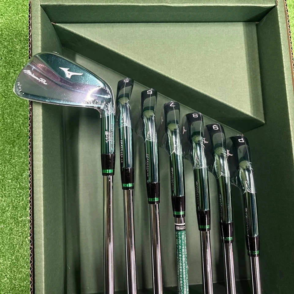 Mizuno Pro 241 Azalea Limited Iron set 4-pw / Dynamic Gold S200 Limited Edition - Image 3 of 4