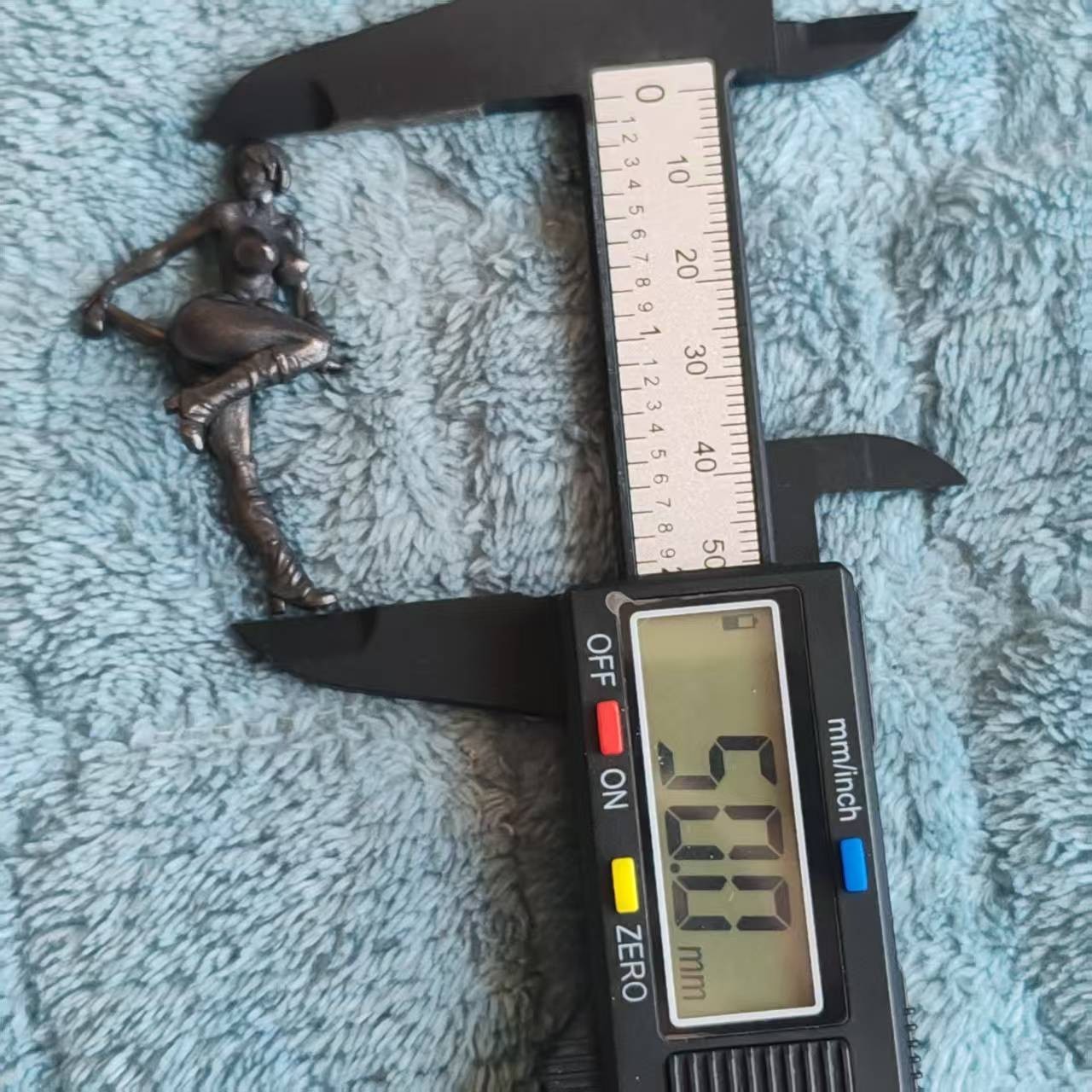 Ciondolo portachiavi figura anime cinese in ottone foto 2