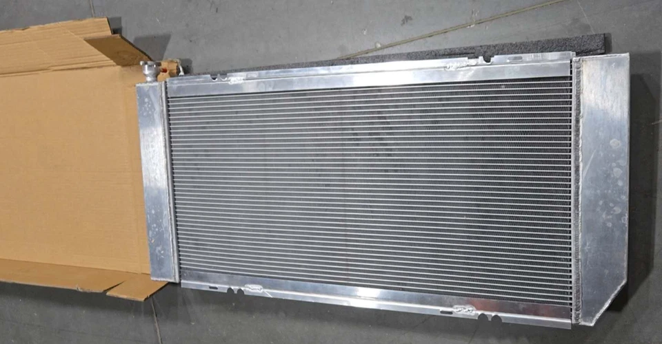 Radiador para camioneta Chevy C/K 88-00 1994 1999 1500 2500 3500 Tahoe Yukon Suburban Foto 2 de 4