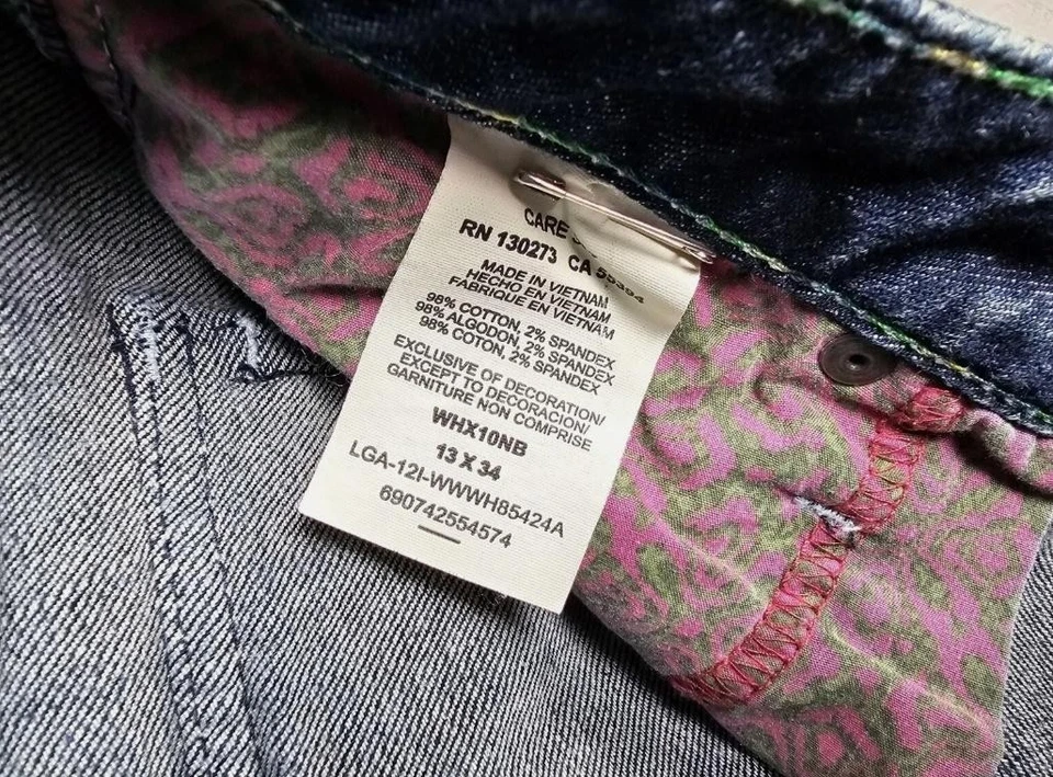 Pantalones de mezclilla Rock 47 by Wrangler para mujer 13x34 tiro ultra bajo corte de bota bordado cruzado Foto 4 de 4