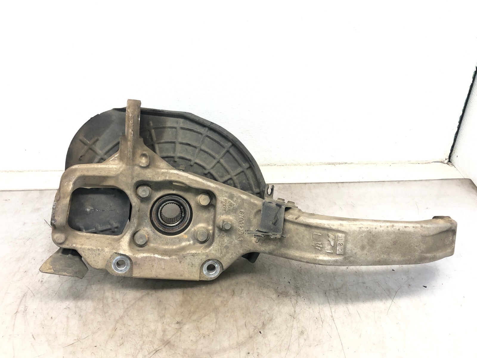 2017-2020 MASERATI LEVANTE AWD LEFT DRIVER FRONT SPINDLE KNUCKLE HUB OEM