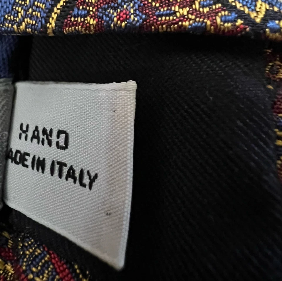 Gravata de seda Barney’s New York paisley azul e dourada feita à mão na Itália estampa - Imagem 4 de 4