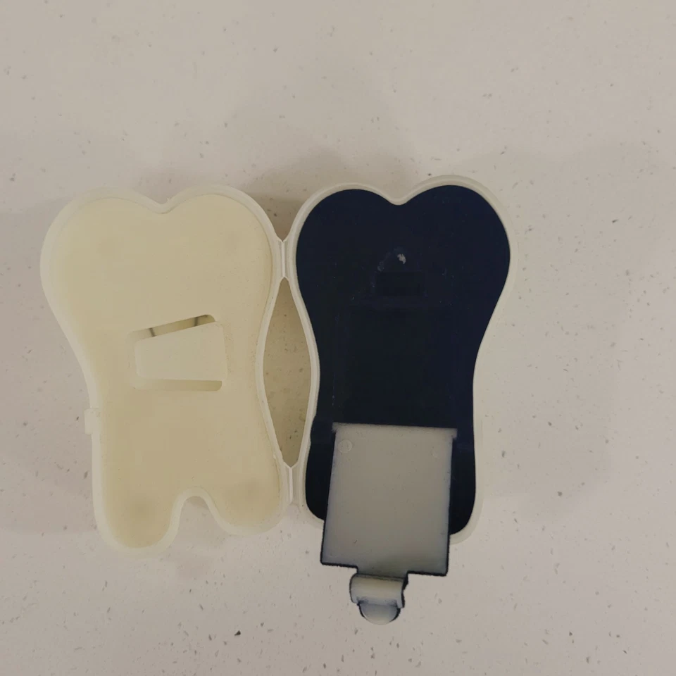 Caja de hadas de dientes Toysmith Brilla en la oscuridad 2010 Estuche con soporte de dientes sonrientes Foto 3 de 4