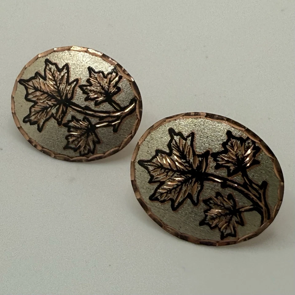 Dos pares de pendientes tono dorado hoja colgante gota cobre Huggie Foto 2 de 4