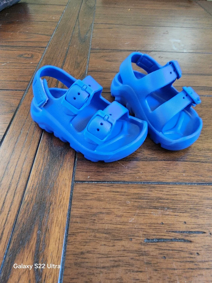 Sandalias de agua con hebilla ajustable para niños pequeños talla 5 nuevas  Foto 4 de 4