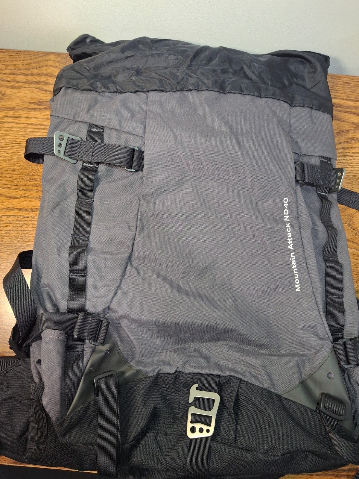 Lowe Alpine Mountain Attack ND 40 Backpack Hiking Climbing Pack Gray Black